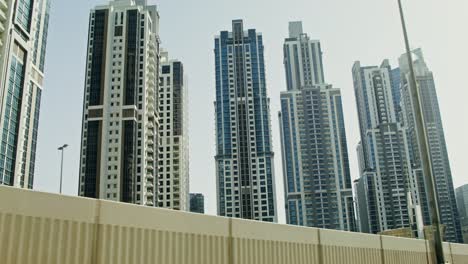 el horizonte de la ciudad de dubái