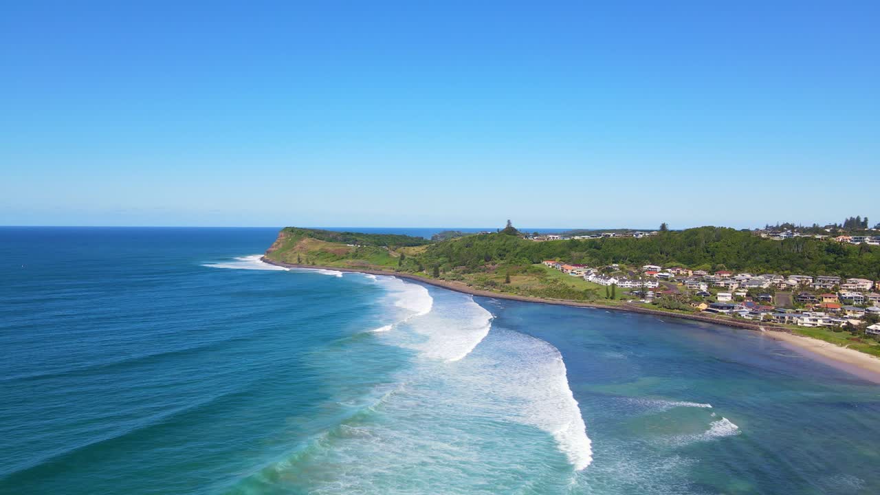 호주 뉴사우스웨일즈 주에 있는 7마일 해변과 레녹스 헤드 본토의 해안가에서 파도