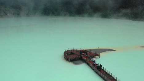 turistas en el puente de la plataforma del lago de azufre extremo y peligroso kawah putih en bandung indonesia, antena