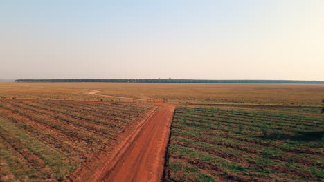 Vista-Aérea-Del-Camino-Rural-De-Arcilla-Roja