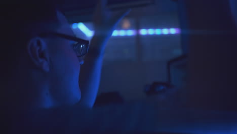 persona que juega tarde en la noche