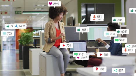 animatie van kennisgevingsbalken over diverse vrouwelijke collega's die op het bureau discussiëren