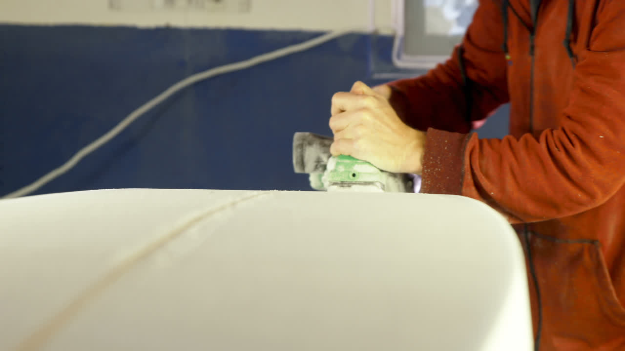 서프보드 4k에 수정 된 플레너를 사용하는 사람