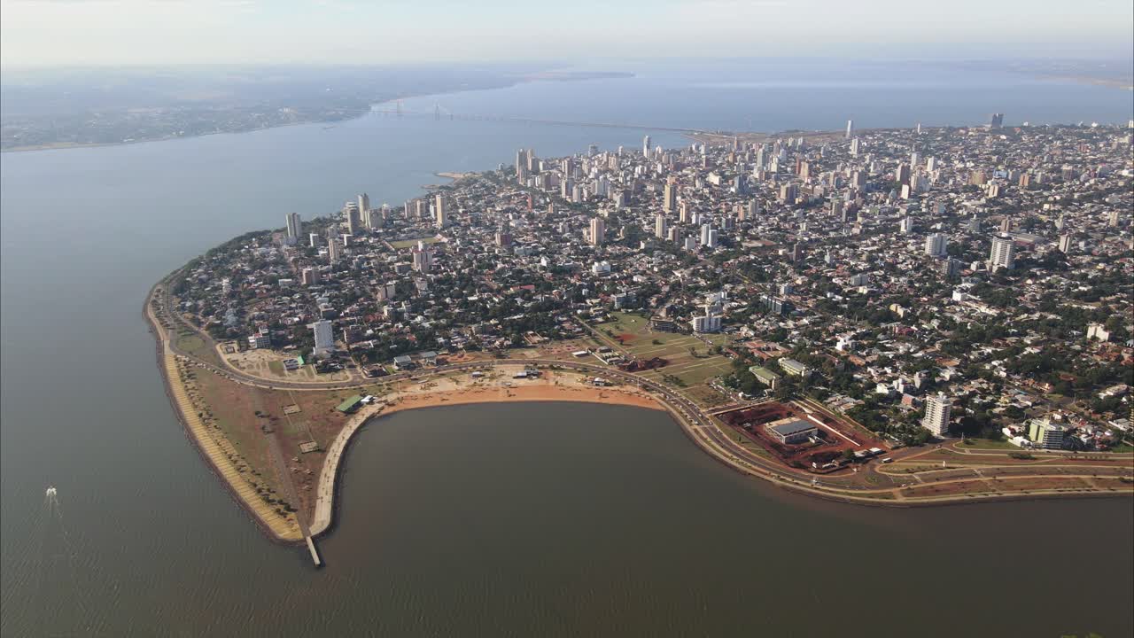 Vista aerea di città costiera, città metropolitana vicino al mare in Sud America