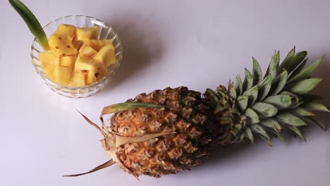 Eine-Ganze-Ananas-Vor-Weißem-Hintergrund