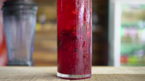 bebida alcohólica roja en vaso grande, gin tonic, gin tonic, bebida