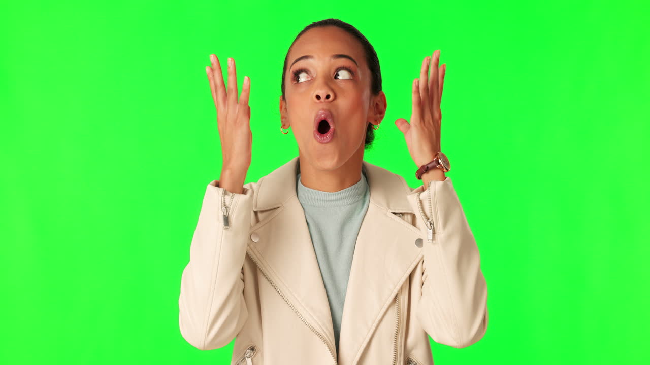 Schermo verde, volto e donna con le mani che esprimono stupore
