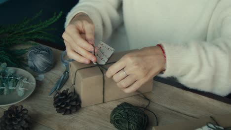 mujer envolviendo regalos de navidad