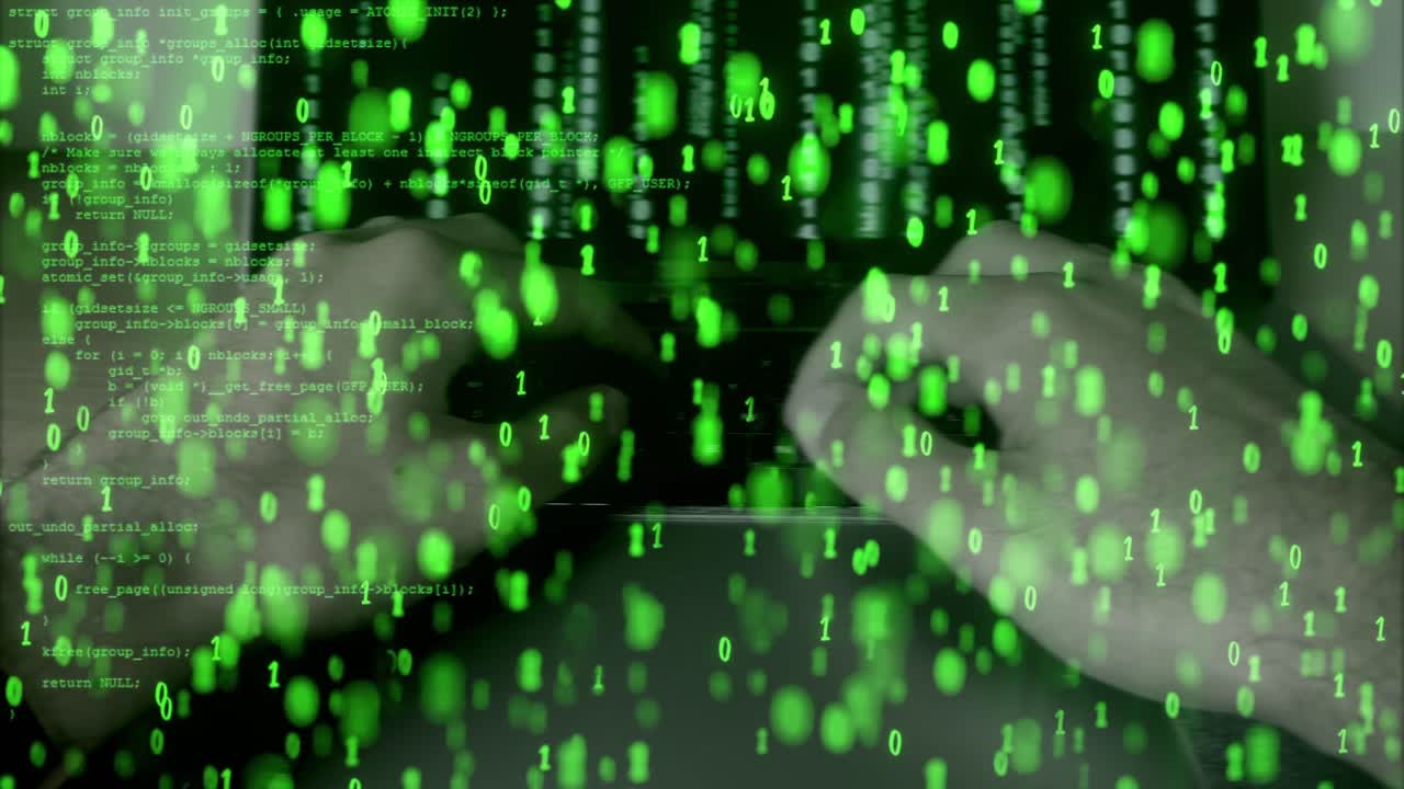 hacker escribiendo en una computadora portátil con una superposición de código binario verde