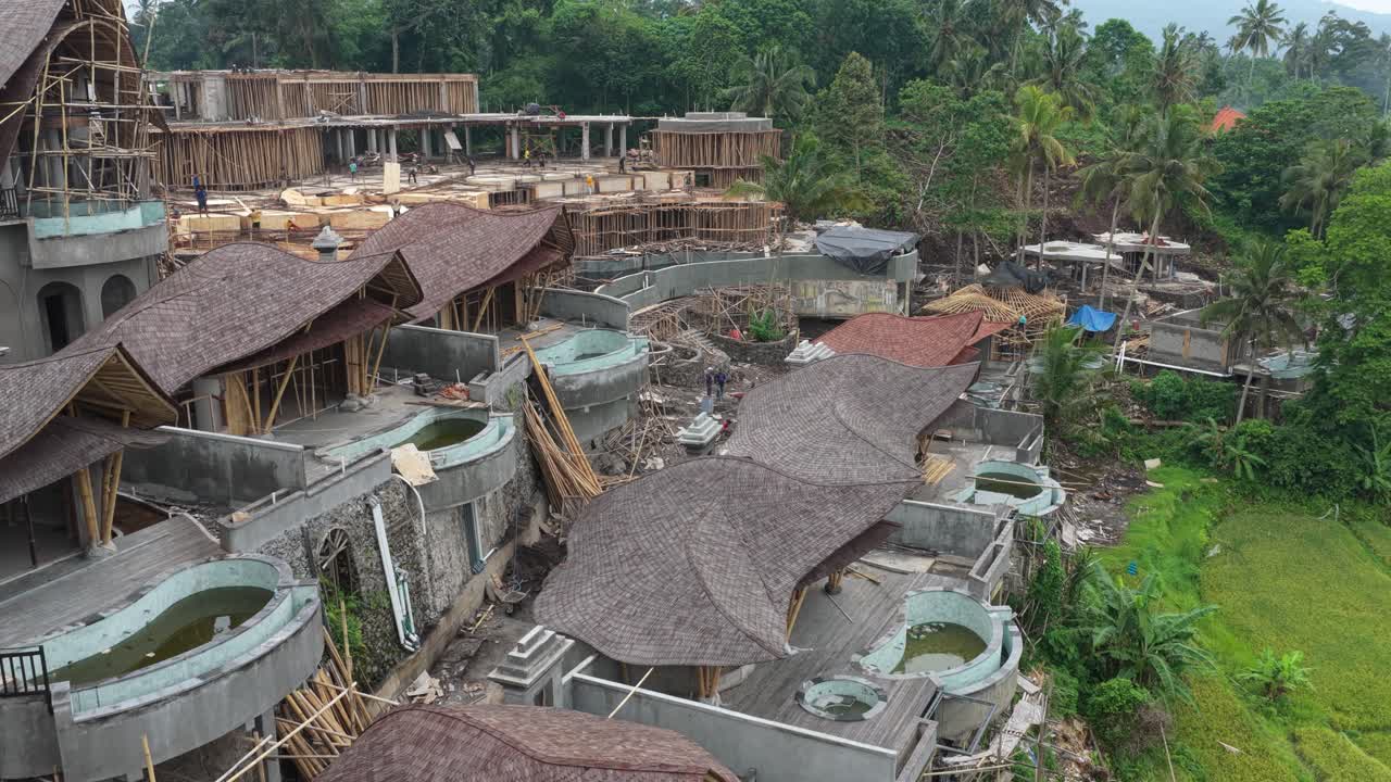 Pemandangan udara drone konstruksi hotel bambu di Bali