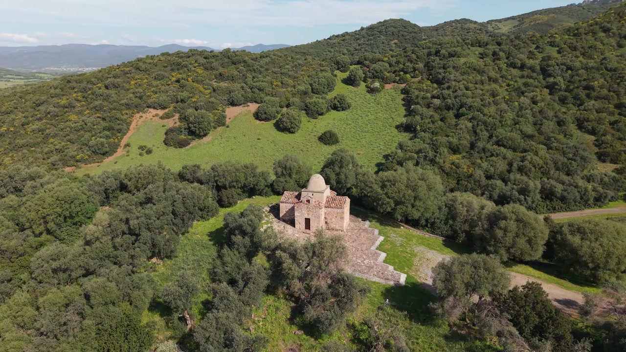Vista panoramica della Chiesa Bizantina di Sant'Elia di Tattinu in Sardegna, Italia - ripresa con drone.