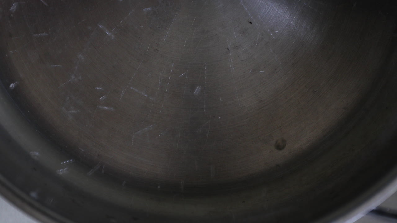 팬에 물을 뿌리는 물방울이 모여서 리 ⁇ 한 흔들림으로 하나의 물방울을 만 ⁇ 니다.