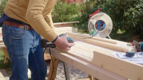 lijado de la madera por el artesano