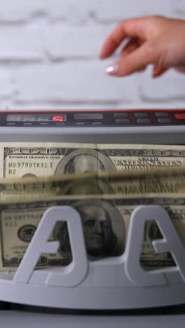contar dinero con un contador de billetes