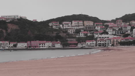 Paisaje-Panorámico-De-Hermosos-Edificios-Antiguos-Junto-A-La-Ladera-Cerca-De-Una-Playa-En-Sao-Martinho-Do-Porto-En-Portugal---Tiro-Ancho