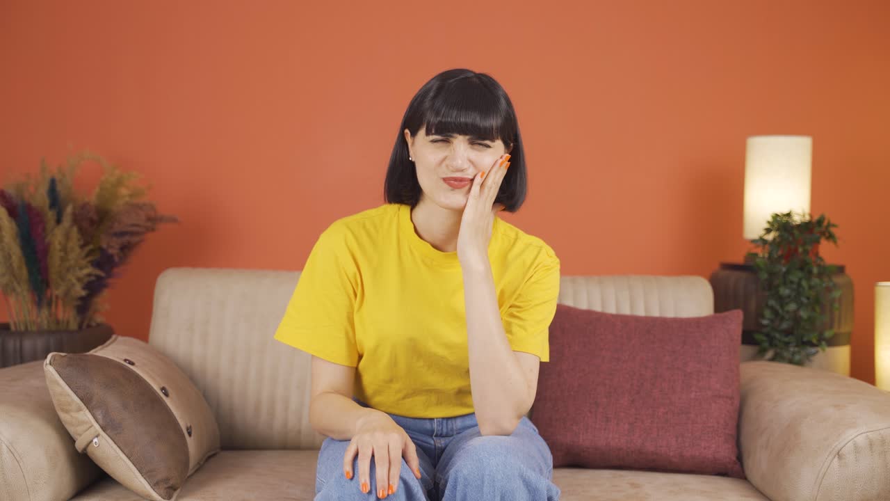 치통이 있는 여자.