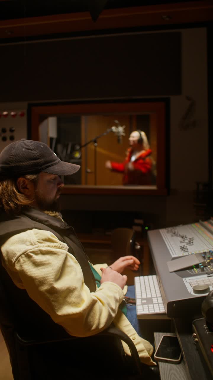 Sessione di registrazione musicale in uno studio professionale