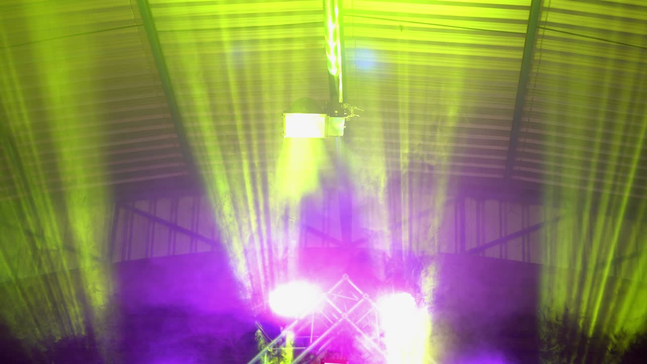 luz colorida dirigida en la escena concierto en el estadio en la fiesta de la noche, luz de caja abstracta multicolor para entretenerse, reflector en el espectáculo en el escenario, rayos de color rojo púrpura y naranja brillante en el evento