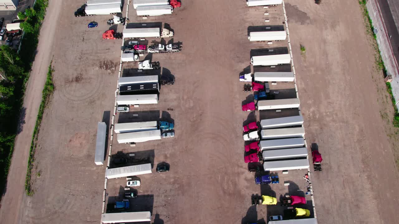 준 트럭과 트레일러가 있는 야드 주차장 - 리퍼, 드라이 밴, 플래트베드, 스팅어,  ⁇ 테일