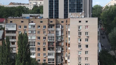 panorama de edificios de apartamentos y tráfico callejero en kyiv, ucrania durante el día