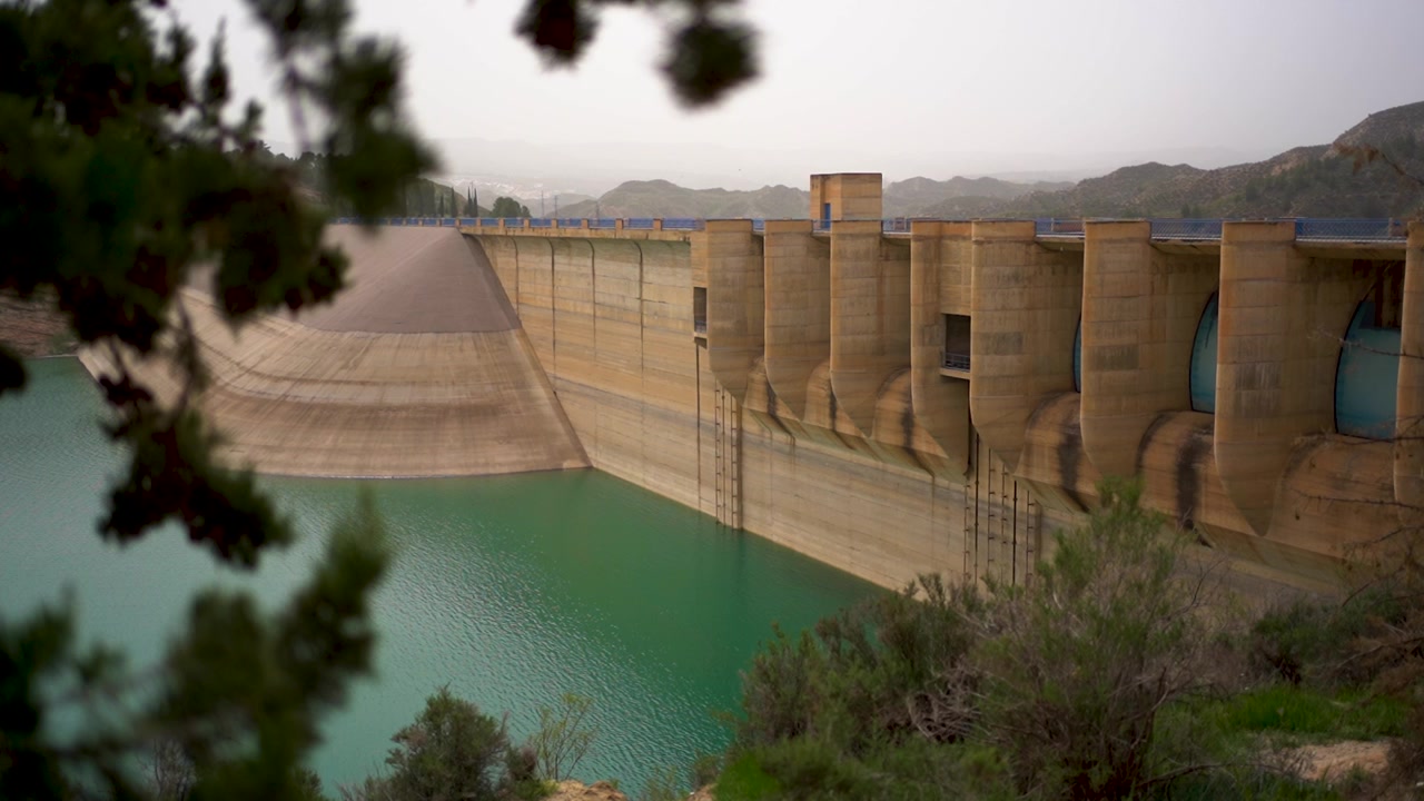 Presa del Negratín, scena tranquilla della diga con acque calme, Granada, Spagna