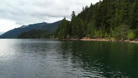 Drohnenflug-über-Kachess-Lake