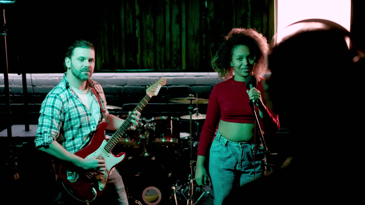 스튜디오에 있는 음악 그룹