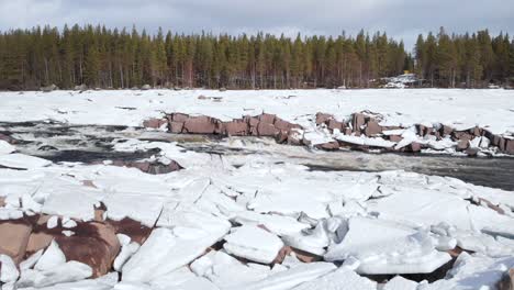 Fluss-Zeigt-Sich-Im-Frühling