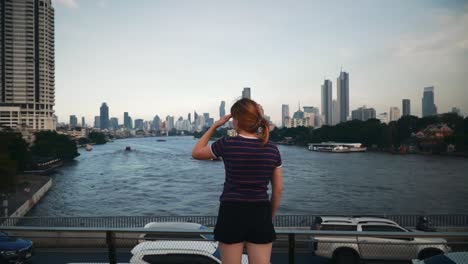 hermosa joven explorando bangkok, tailandia