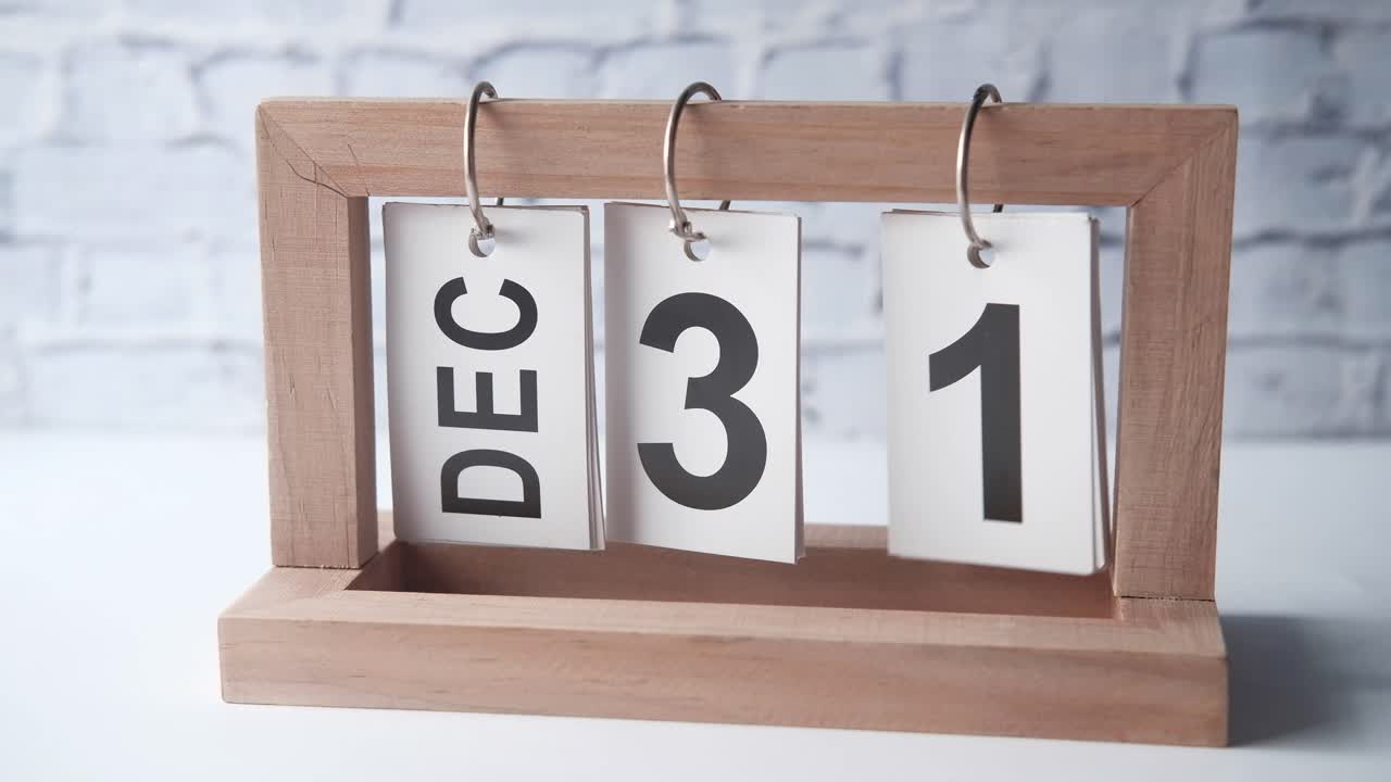 3 y 31 de diciembre en un calendario de mesa de madera