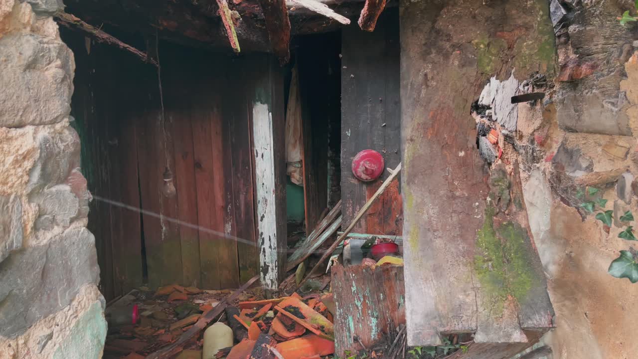 우크라이나 침공 - 우크라이나 동부의 폐허가 된 버려진 집의 슬로우모