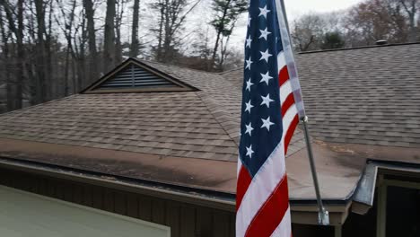 Cerrar-La-Rotación-A-La-Izquierda-De-Una-Bandera-Americana-En-Una-Casa