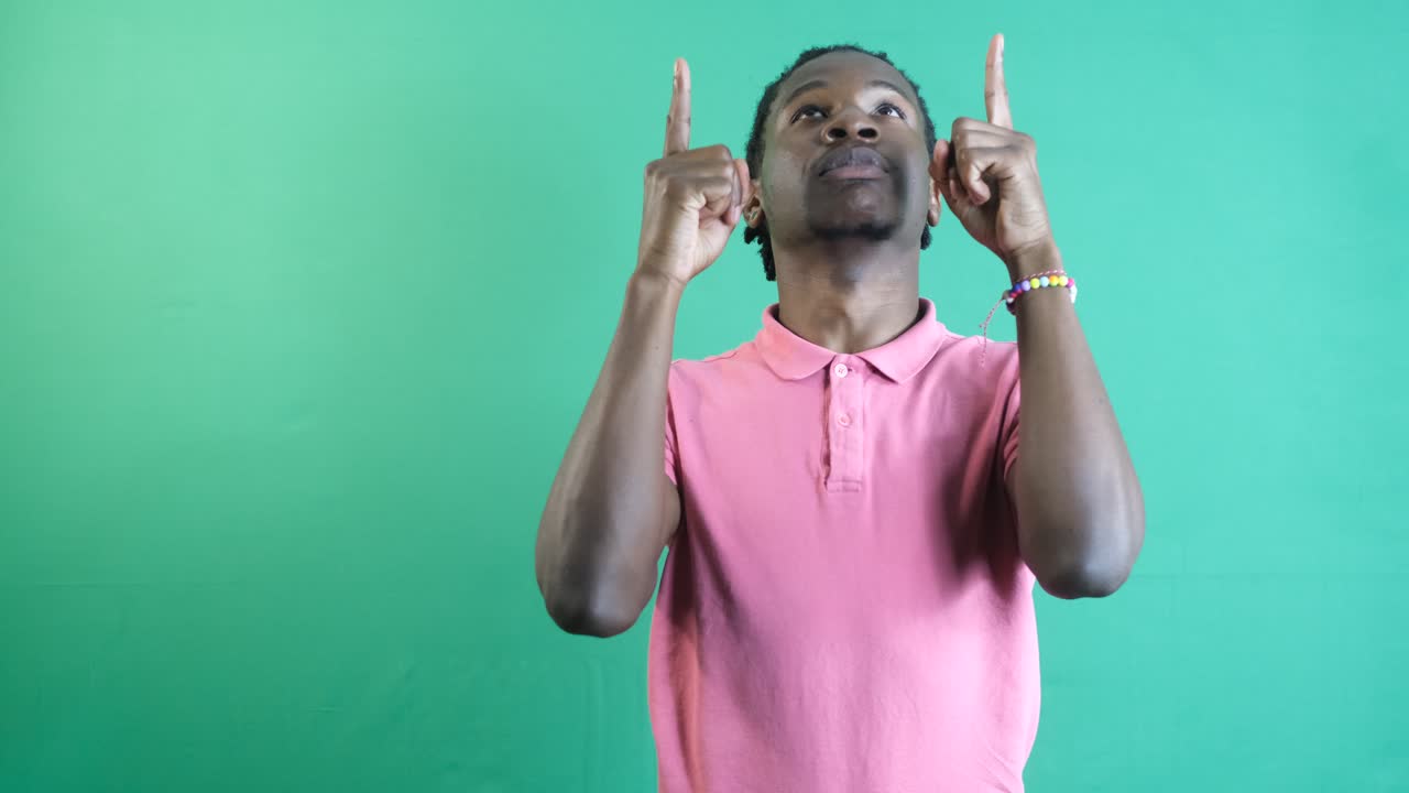 hombre negro apuntando hacia arriba