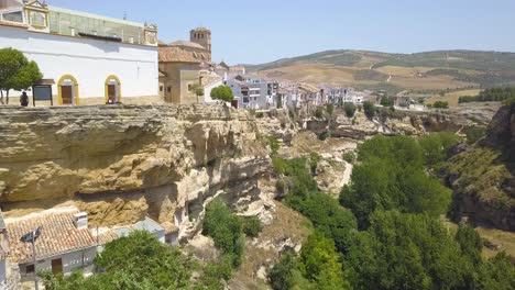 Tiro-De-Drone-Ascendente-En-El-Acantilado-De-Alhama-De-Granada,-En-El-Sur-De-España