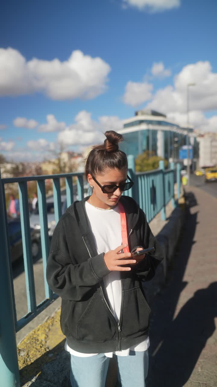 mujer joven usando teléfono inteligente en la ciudad
