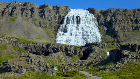 Zeitlupenaufnahmen-Des-Wunderschönen-Dynjandi-Wasserfalls-In-Den-Westfjorden-Islands-Bei-Sonnigem-Wetter-Im-Sommer