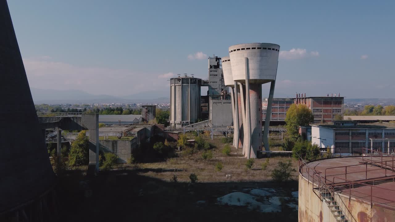 vista aérea de la planta de energía abandonada en ptolemaida, grecia a la hora de la puesta del sol - toma de aproximación