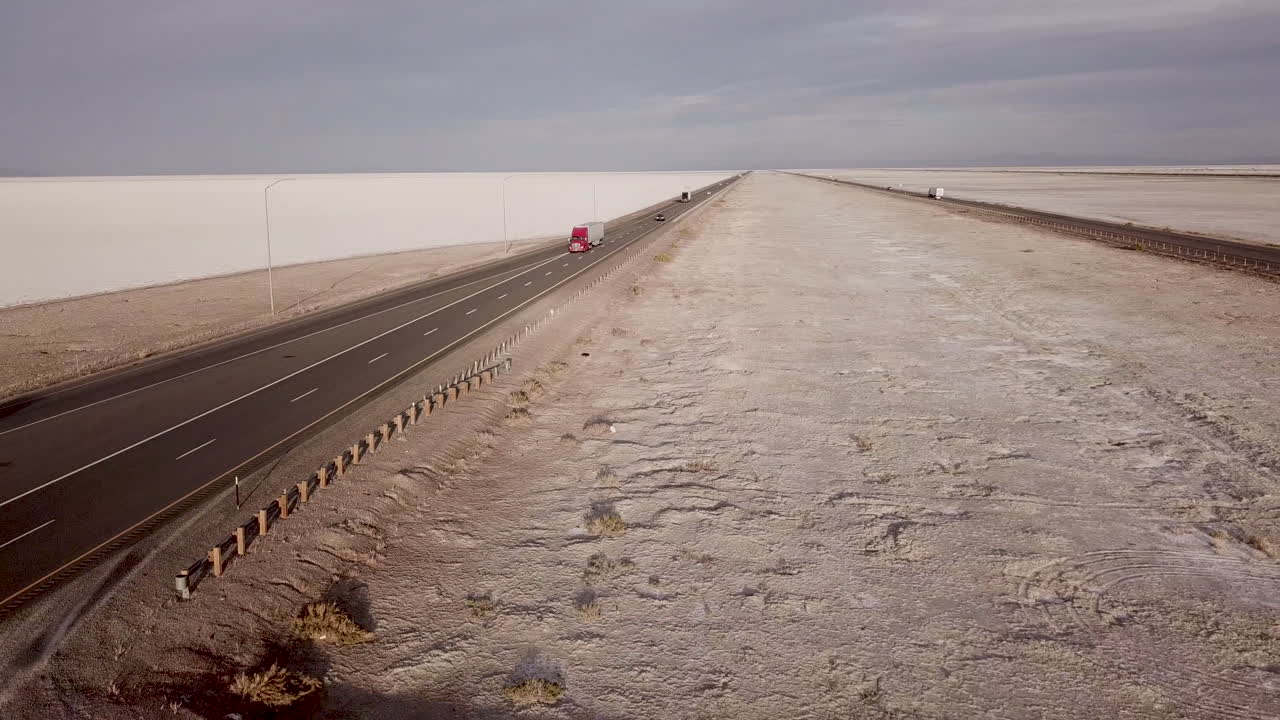bonneville 소금 평지 동쪽에서 촬영 중인 주간 고속도로 80번