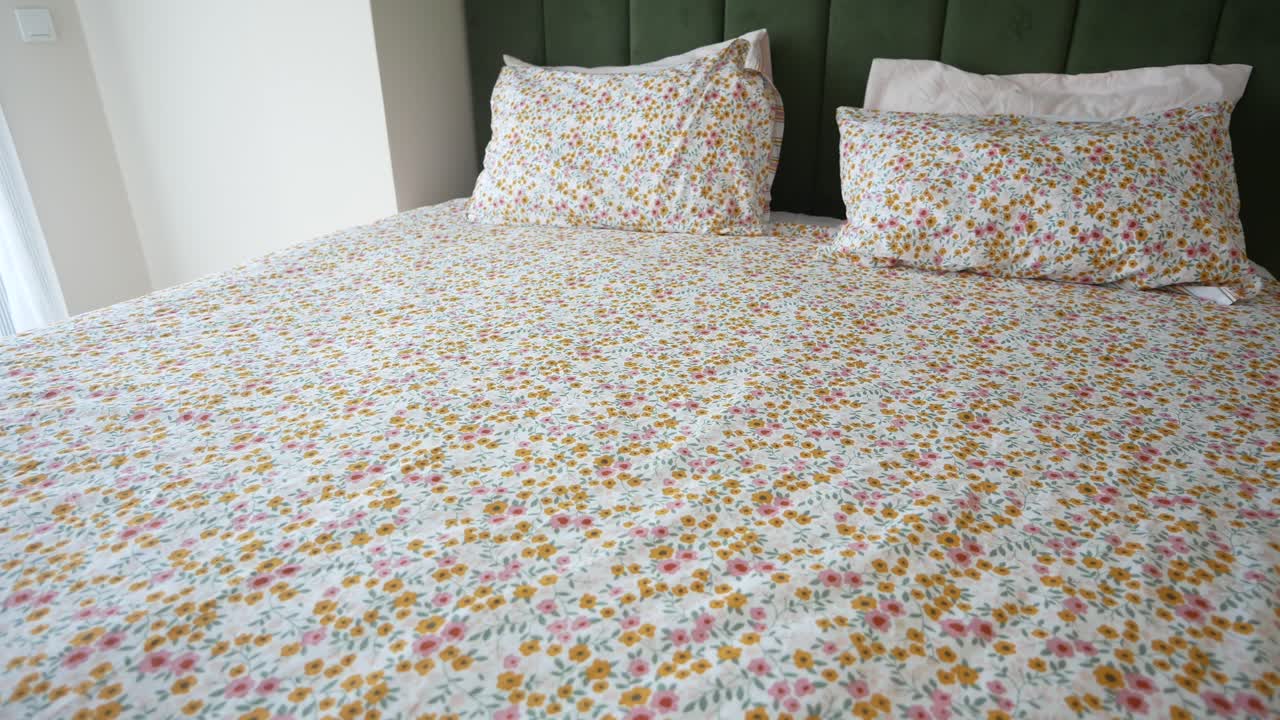 ropa de cama floral en una cama