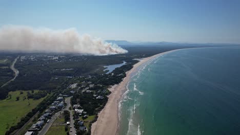 Vista-Panorámica-Sobre-La-Playa-De-Tyagarah-Durante-El-Día-En-Nueva-Gales-Del-Sur,-Australia---Disparo-De-Un-Dron