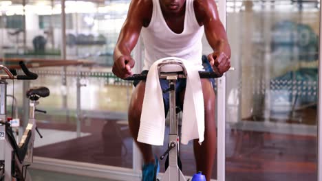 hombre en forma trabajando en la bicicleta de ejercicio