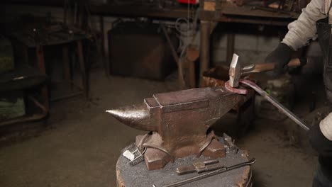 herrero trabajando en la herradura