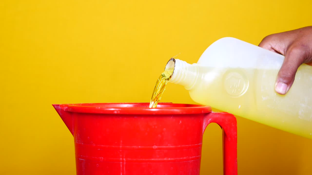 vertiendo líquido en una jarra
