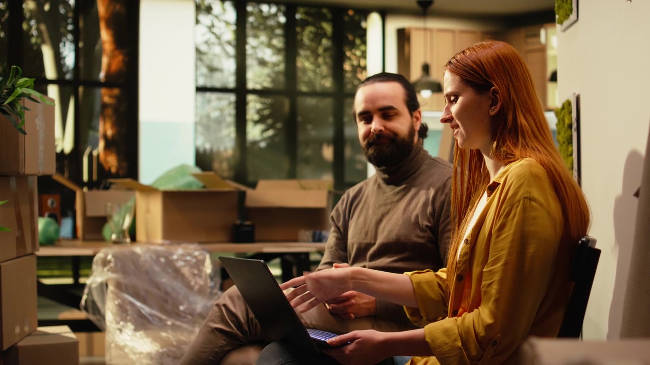Colleghi che discutono un progetto al laptop in ufficio
