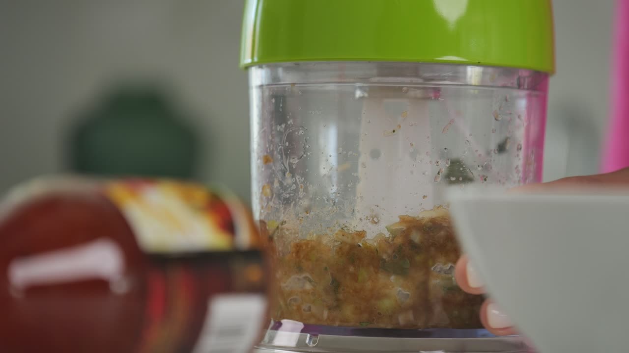 mezclar ingredientes frescos en un procesador de alimentos