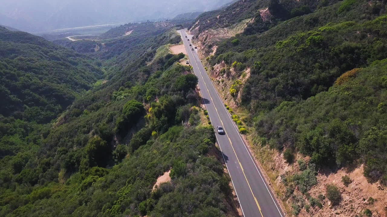 vista panorámica con carretera asfaltada recta en la empinada ladera de la montaña a lo largo del valle
