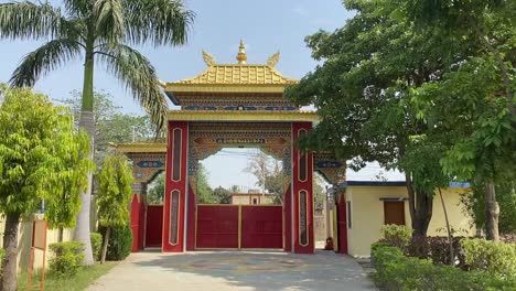 Hermosa-Puerta-Del-Monasterio-Buddhasikkhalay-Cerca-Del-Templo-Mahabodhi-En-Bodh-Gaia,-Estado-De-Bihar-En-India