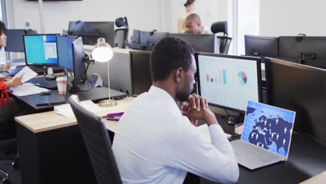 composición de un hombre de negocios afroamericano usando una computadora portátil con un chat en la pantalla