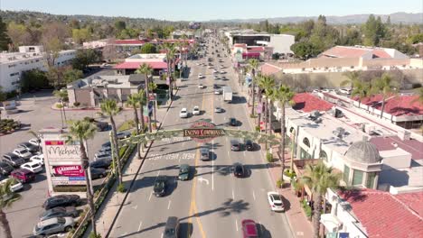 sobrevuelo aéreo de encino commons y el letrero de la calle a lo largo de ventura boulevard