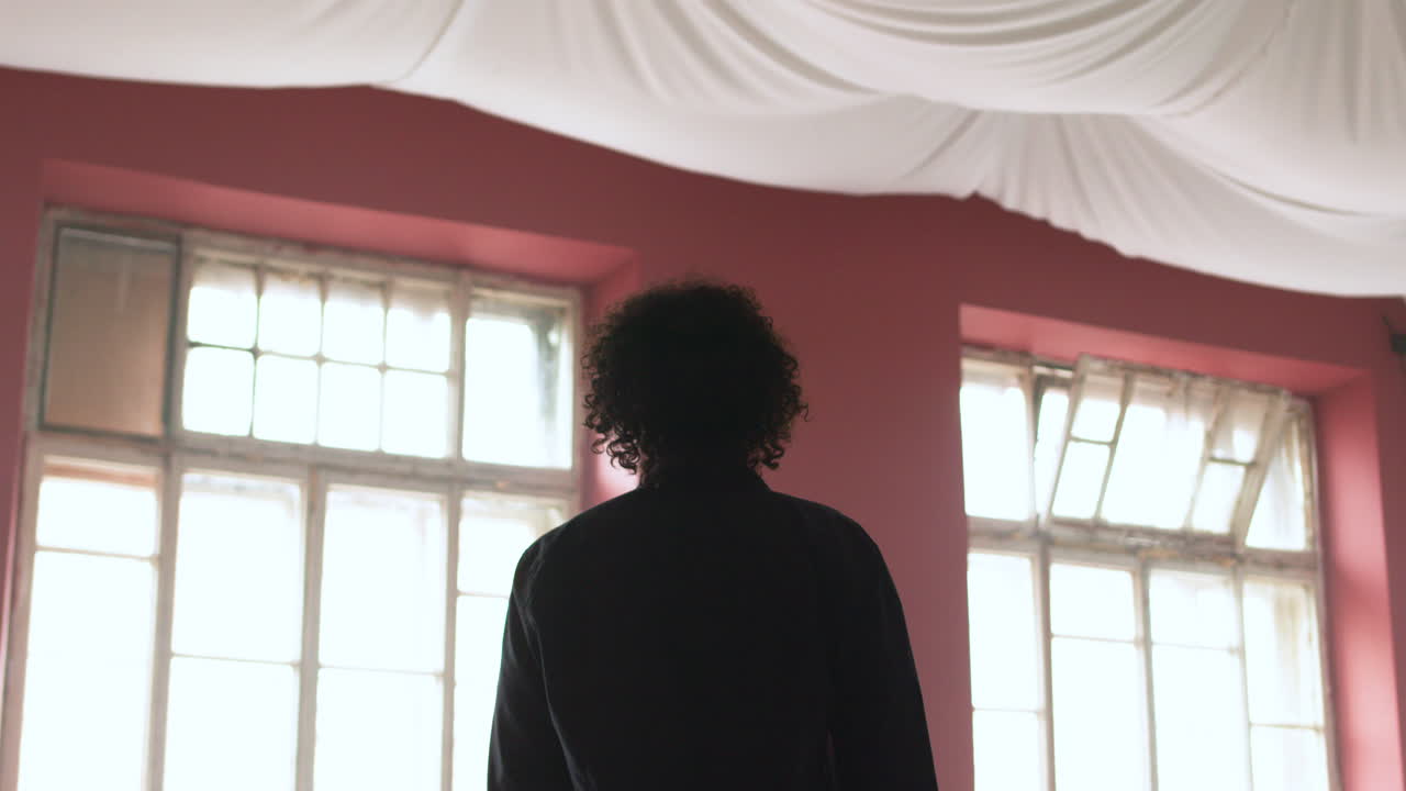 라틴계 남자가 교실 안으로 들어갑니다.